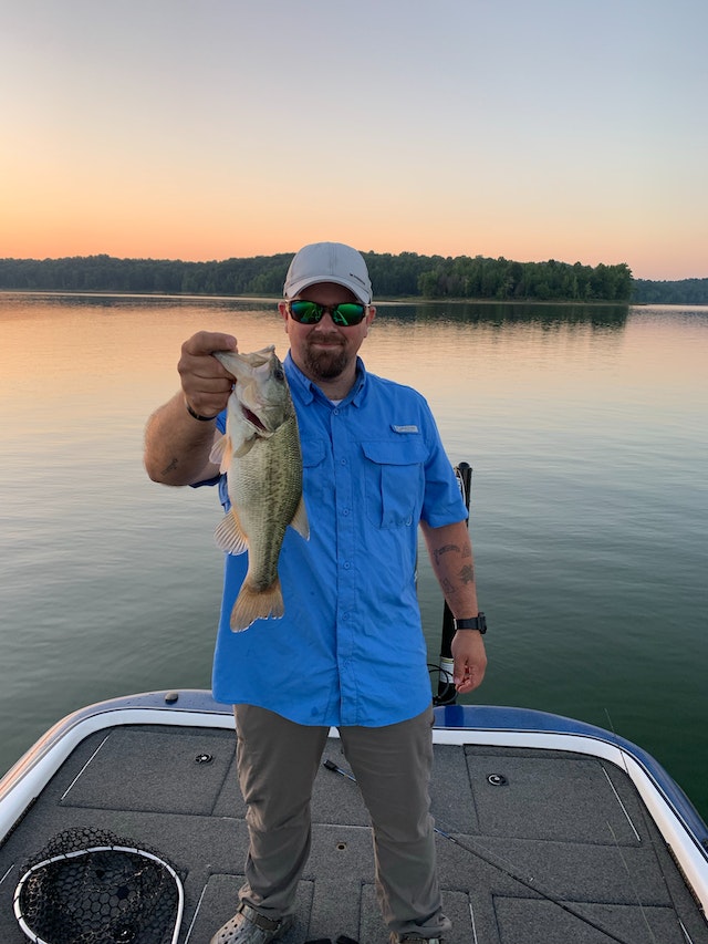 Fishing-sunglasses-with-bass